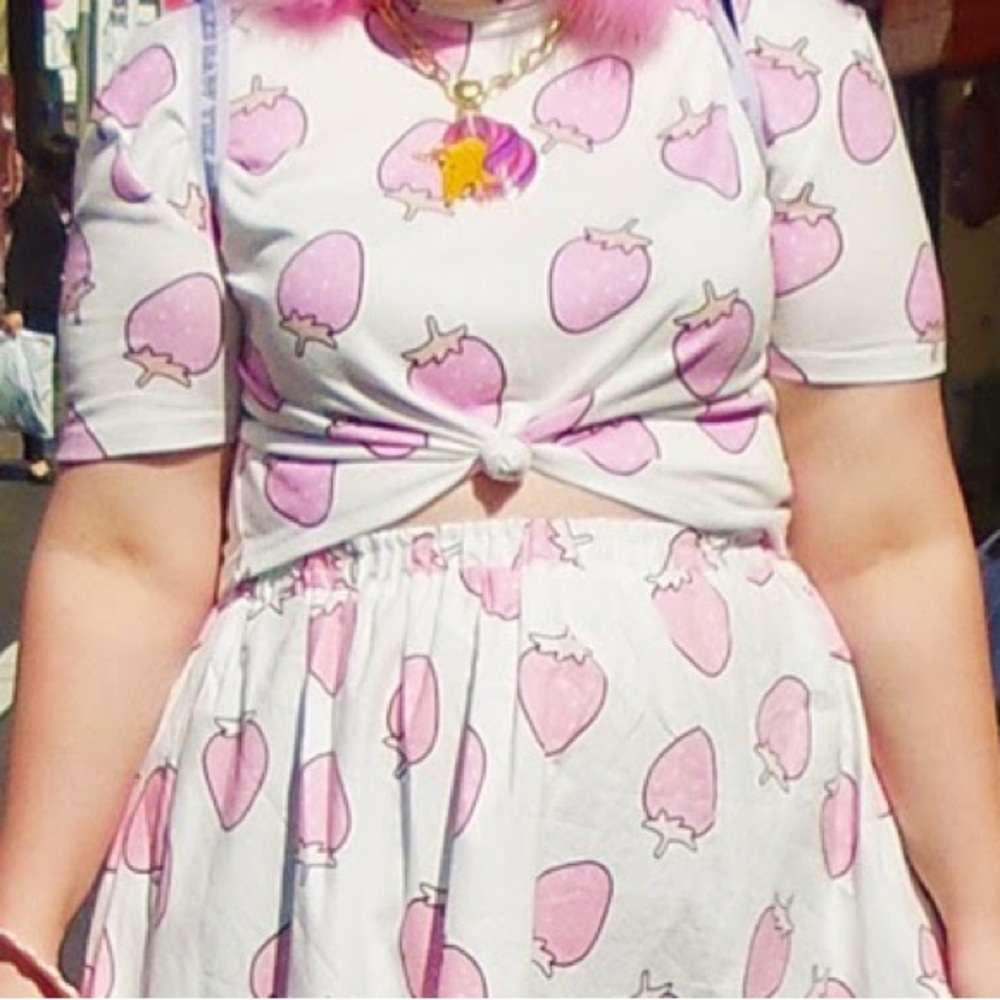 PUNYUS strawberry print crop top